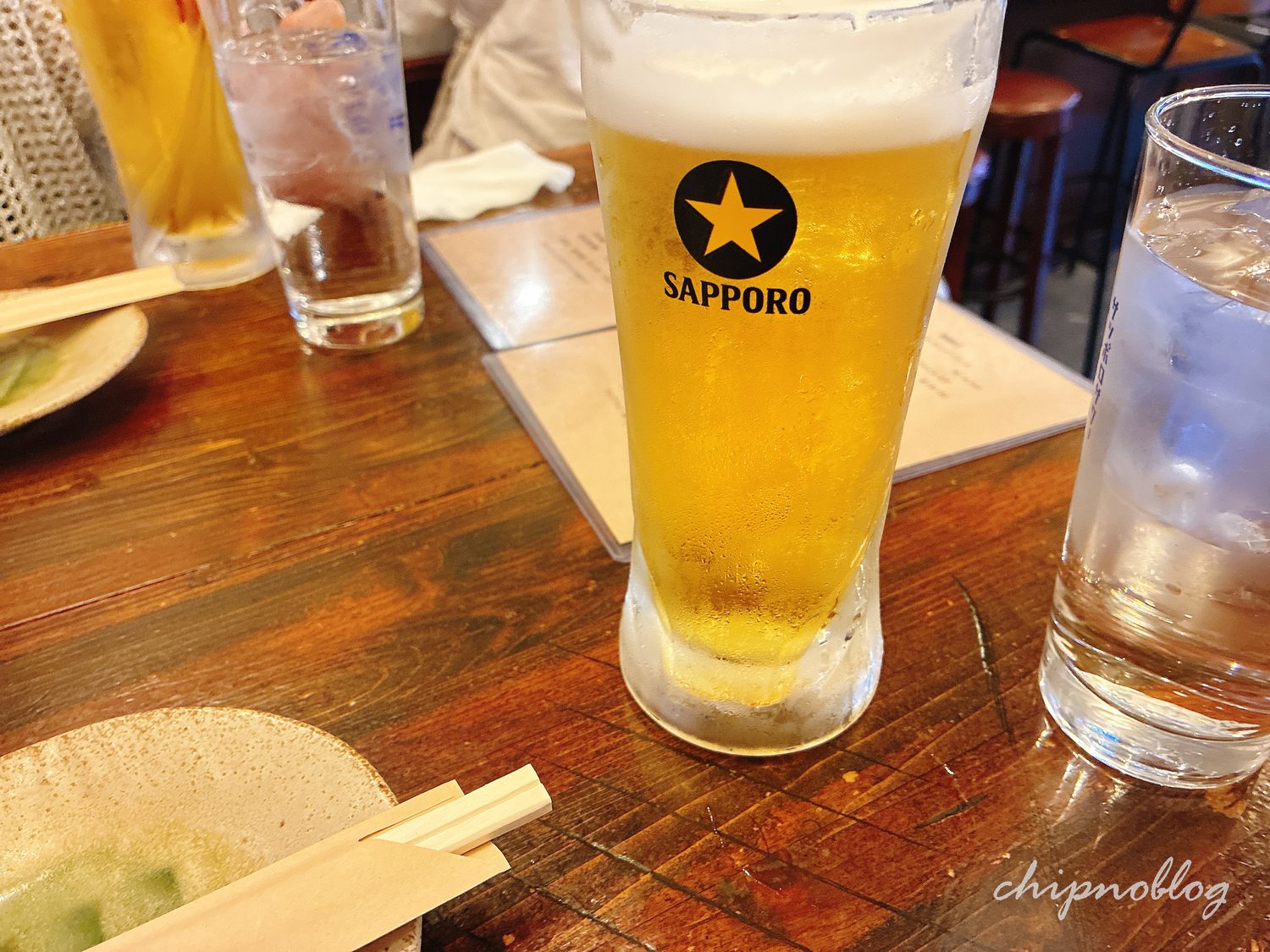 スタンド中書島の独特な立ち飲みテーブルで乾杯