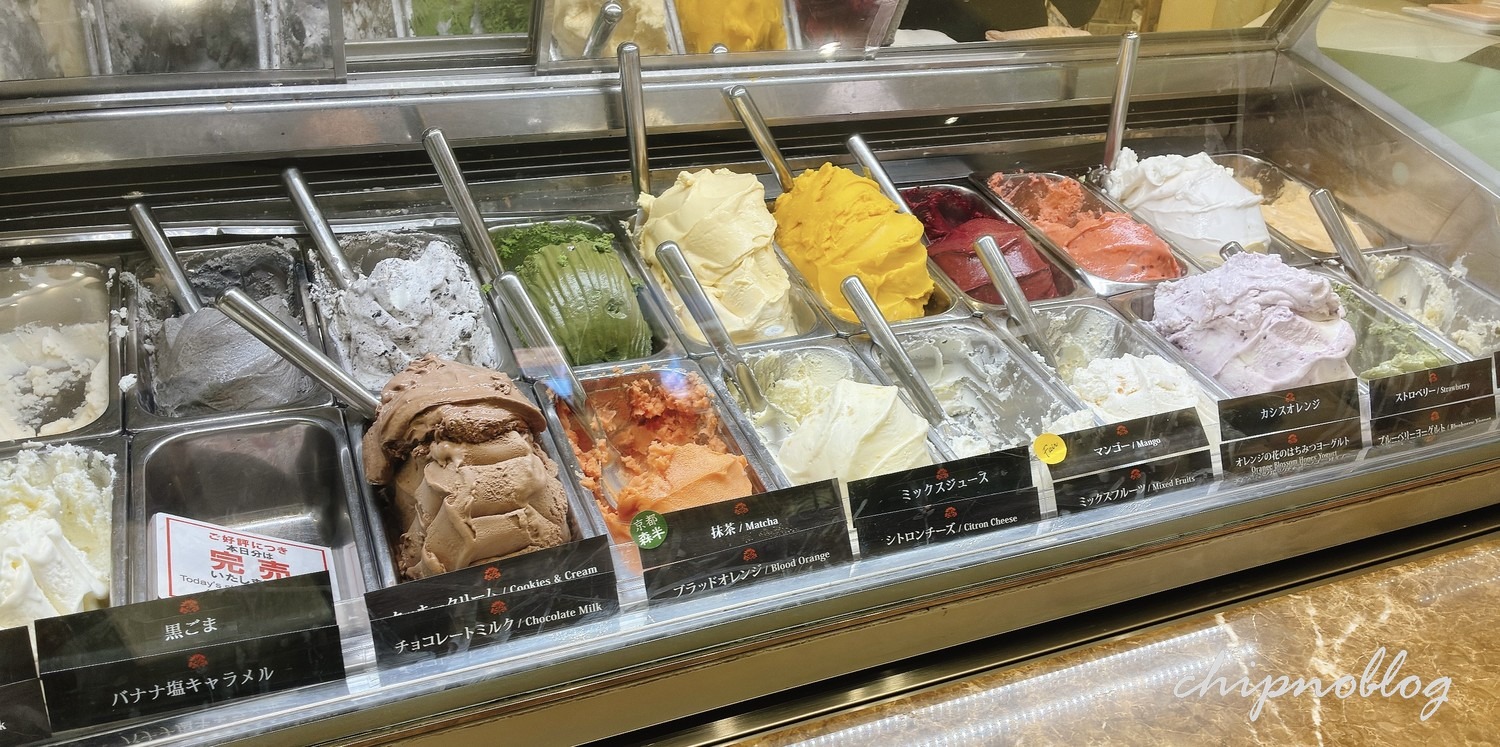 à le Loïc(阪急うめだ本店)のジェラートケース、抹茶やマンゴーなど数種類のフレーバー