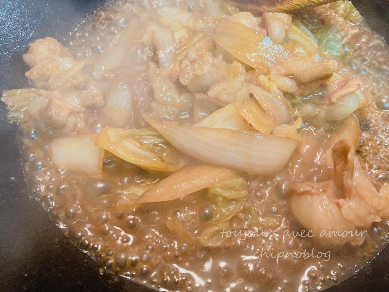 岡田食品のホルモンを焼いて調理している様子