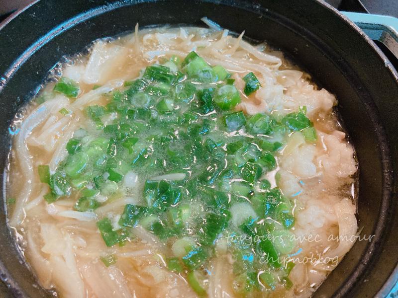 岡田食品のホルモンを煮込み料理にした一皿