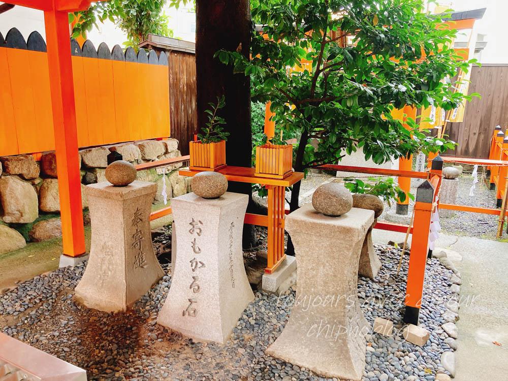 住吉大社の重軽石（おもかるいし）