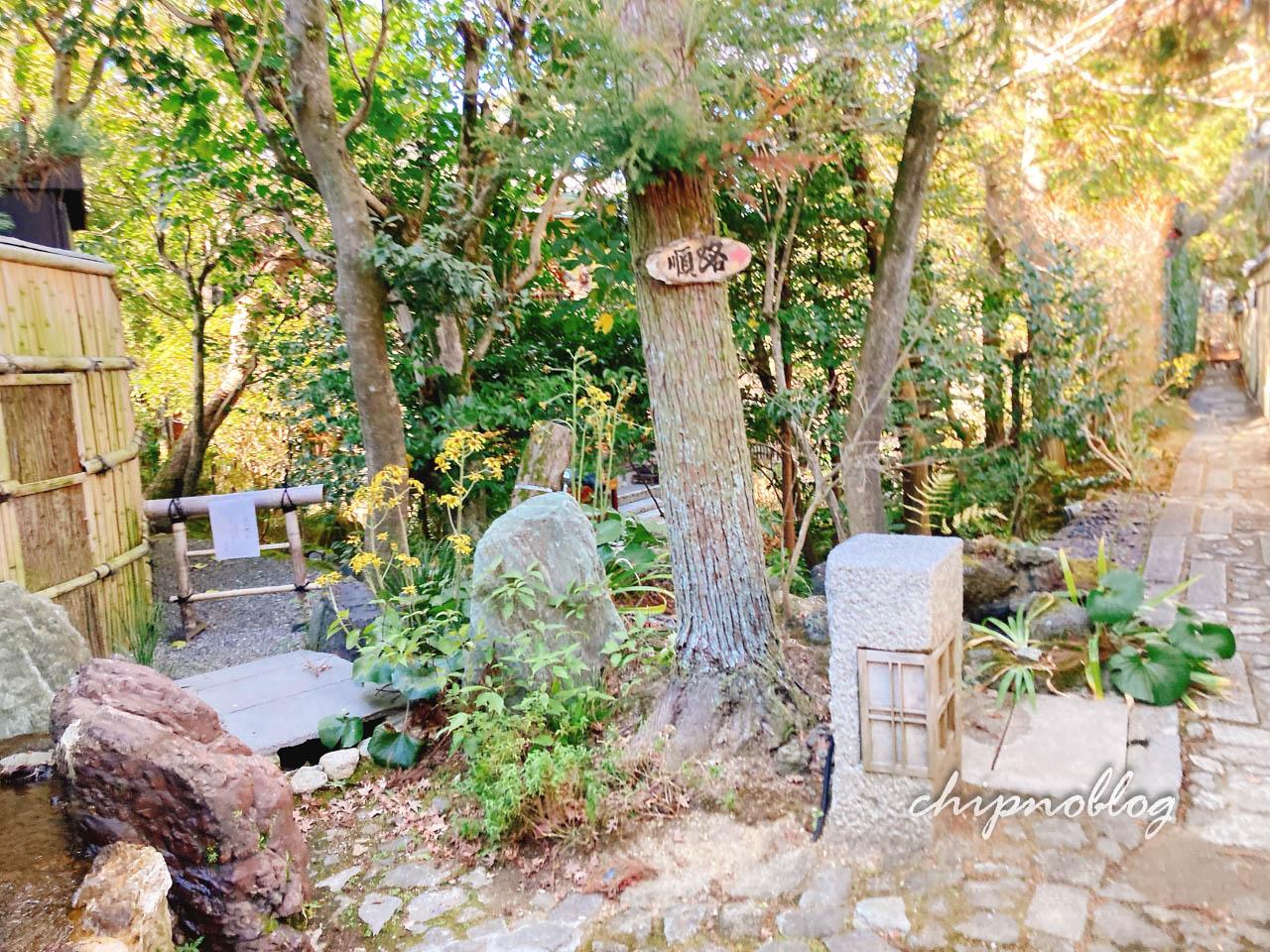 對龍山荘の丸い入り口、敷地内への入口
