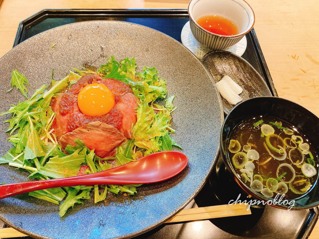 大力邸のローストビーフ丼、スープとお漬物付き