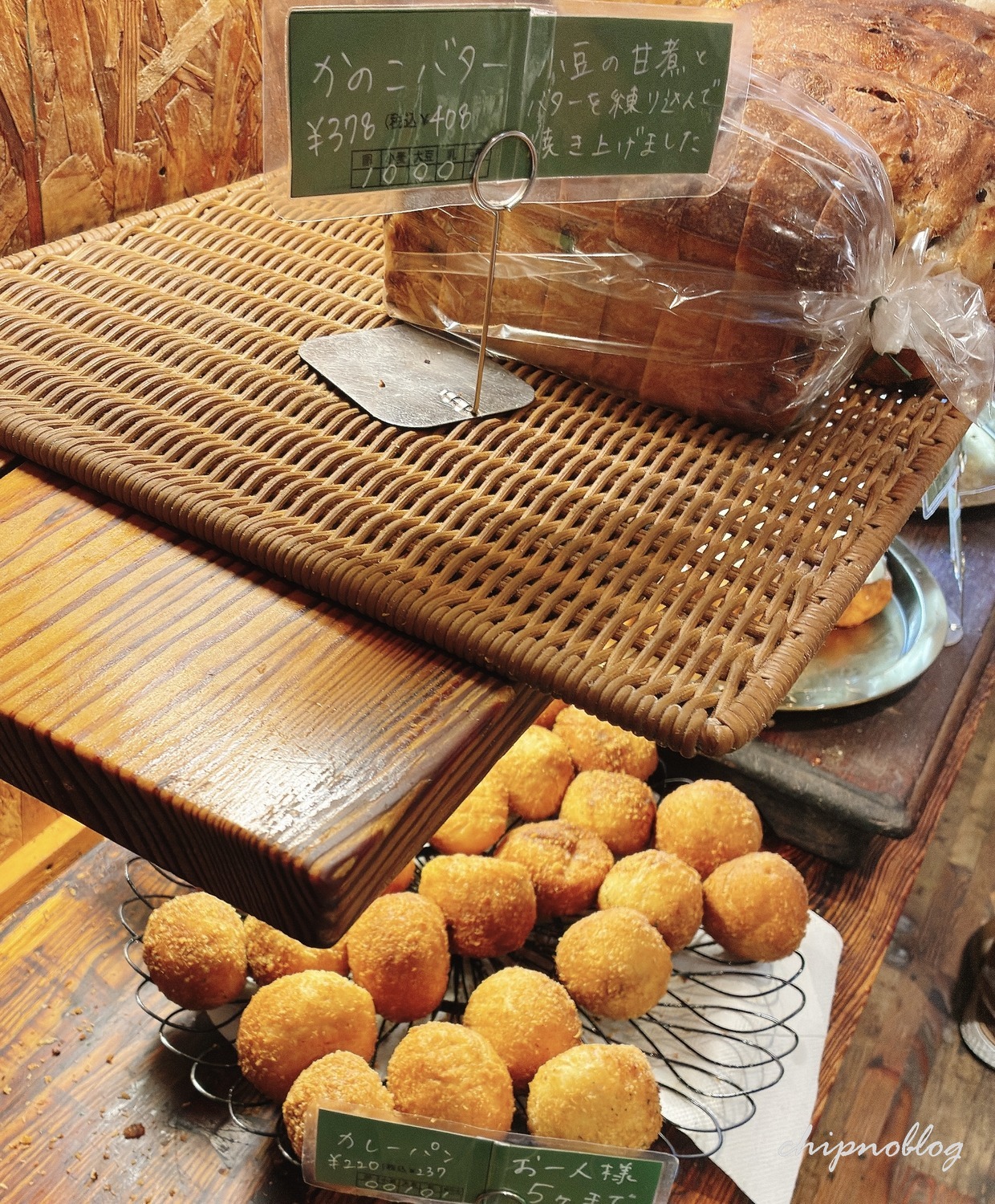 滋賀県草津市のパン屋さんPain du Marchéの店内、パンが並ぶ様子