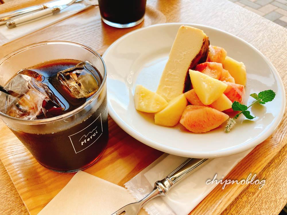 MERCI CAKEのチーズケーキと桃、たっぷりの桃がのっている