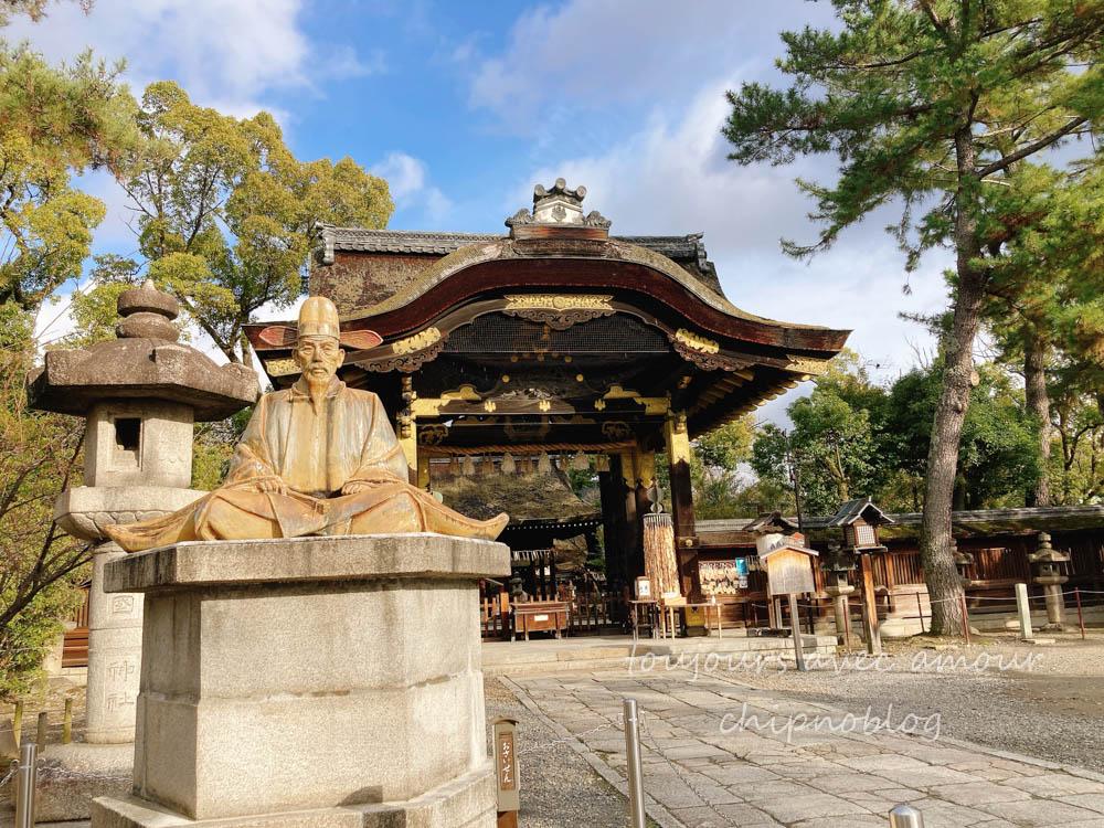 伏見城から移築された豊国神社の唐門と豊臣秀吉公の像