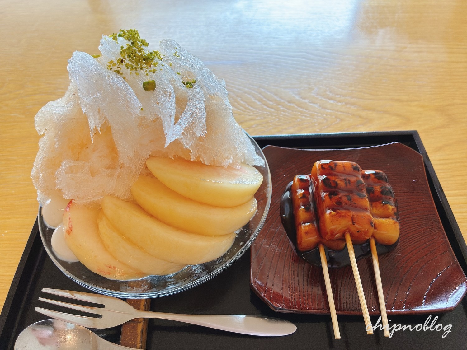 うめぞのCAFE&GALLERYの新生姜と桃の志るこ氷とみたらし団子